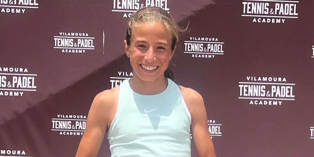 Теннисистка из Севильи Ирене Басало побеждает на Международном турнире по теннису среди детей до 14 лет в Виламуре, Португалия