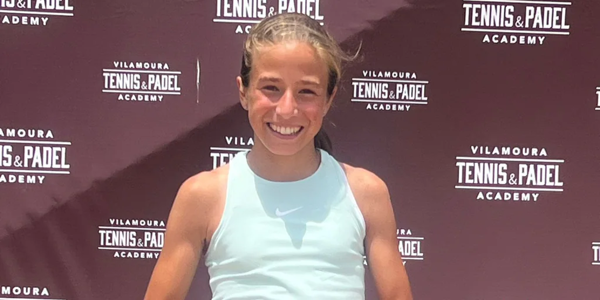 Теннисистка из Севильи Ирене Басало побеждает на Международном турнире по теннису среди детей до 14 лет в Виламуре, Португалия