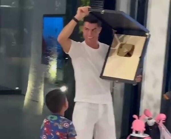 Криштиану Роналду празднует достижение на YouTube с детьми