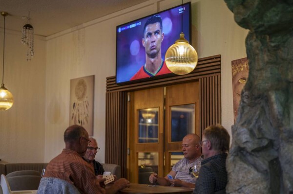 Бернарду Силва защищает Криштиану Роналду после промаха пенальти на Кубке Евро 2024