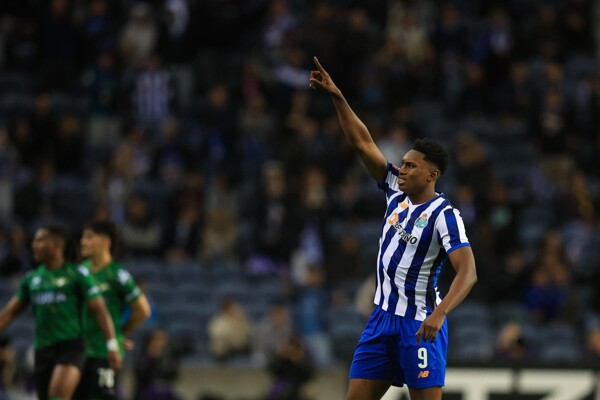 Samu Brings Victory to Porto with Two Goals